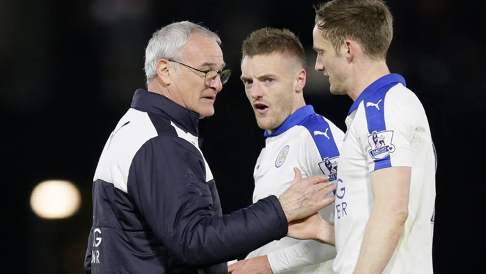Tréner Leicesteru Claudio Ranieri ďakuje svojim hráčom Jamiemu Vardovy (v strede) a Andymu Kingovi (vpravo).