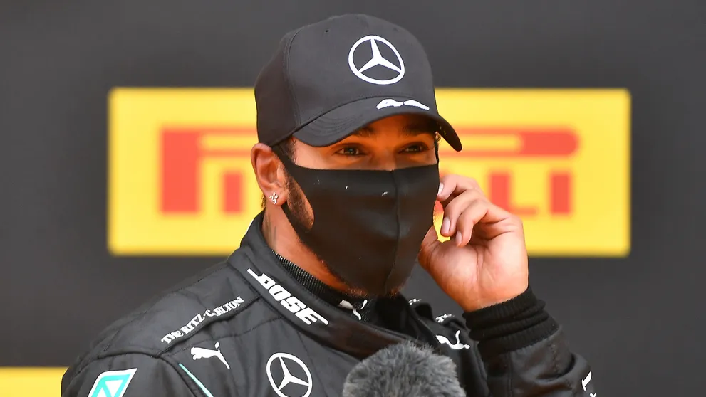 F1: Divokú veľkú cenu Turecka vyhral Hamilton a získal svoj siedmy titul