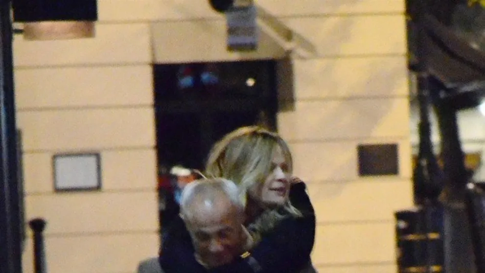 Známy spevák to roztočil na ulici. Vášnivé bozky s mladou blondínou