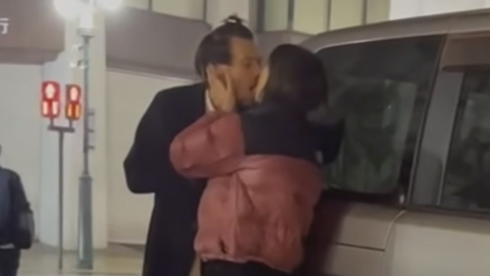 Vášnivé bozky na ulici! Neudržali sa a následky boleli