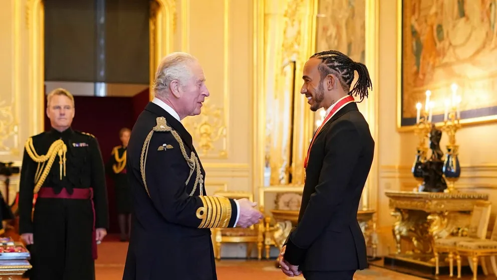 Princ Charles menoval Lewisa Hamiltona za rytiera