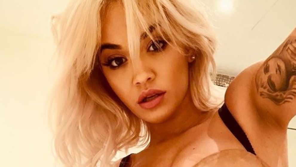 Najlepšia halloweenska maska? Rita Ora sa zmenila na nepoznanie!