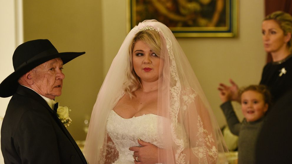 Evelyn vo svadobných šatách. S deduškom a poriadne nadupaným výstrihom