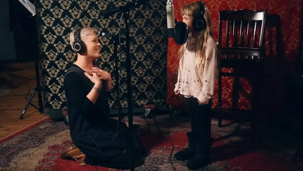 Nič krajšie dnes neuvidíte: Duet Pink a jej dcéry vás chytí za srdce!