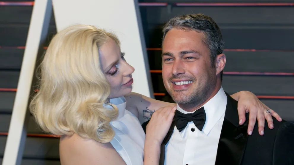 Expriateľ Lady Gaga sa vyzliekol v novom seriáli: Toto telo patrilo slávnej speváčke