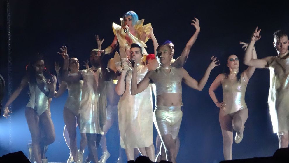VIDEO: Lady Gaga zletela z pódia a pristál na nej tanečník. To muselo bolieť