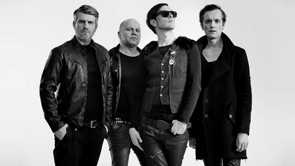 Chcel mať viac vlasov ako jeho bubeník!