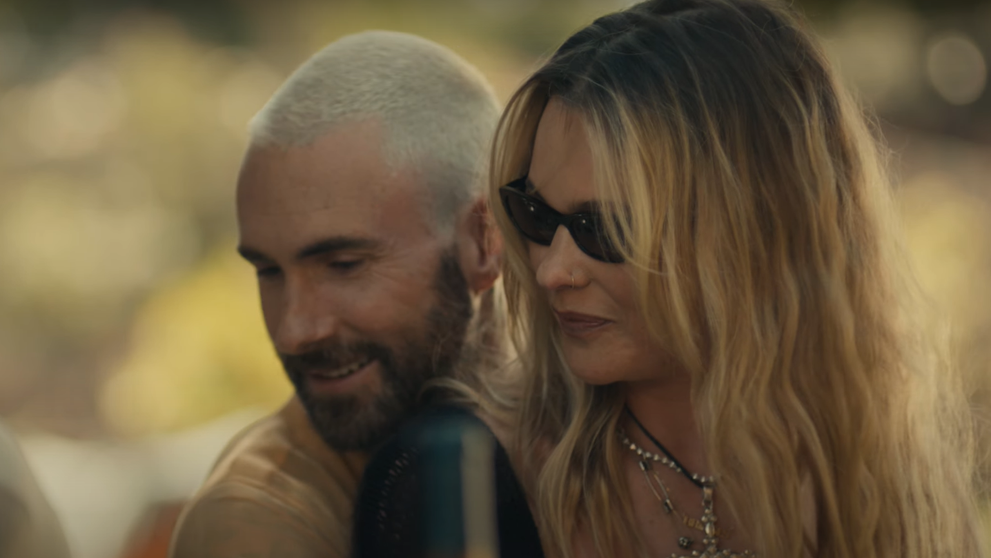 Chytí vás za srdce. Adam Levine ukázal v novom klipe krásnu rodinu