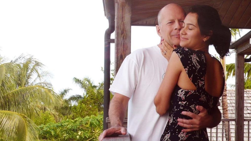 Opitý Bruce Willis to nezvládol. Museli ho podopierať!