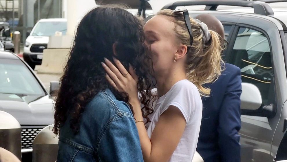 Dcéra Johnnyho Deppa ukázala priateľku. Vášnivé bozky na verejnosti