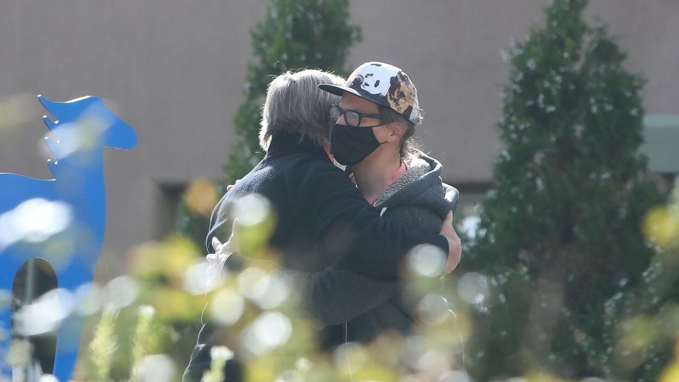 Silný moment: Alec Baldwin v objatí so synom aj manželom zastrelenej kameramanky