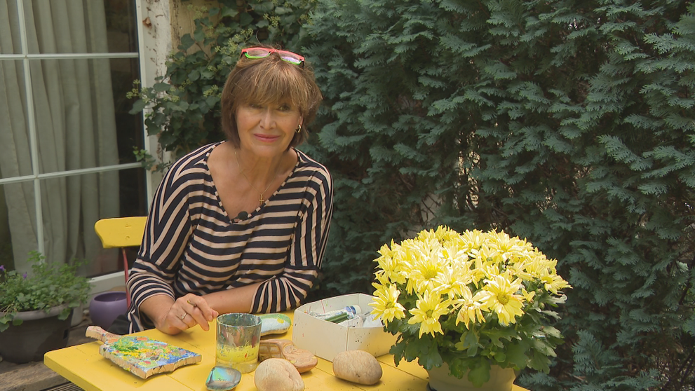 Dívka na koštěti ju sprevádza celý život