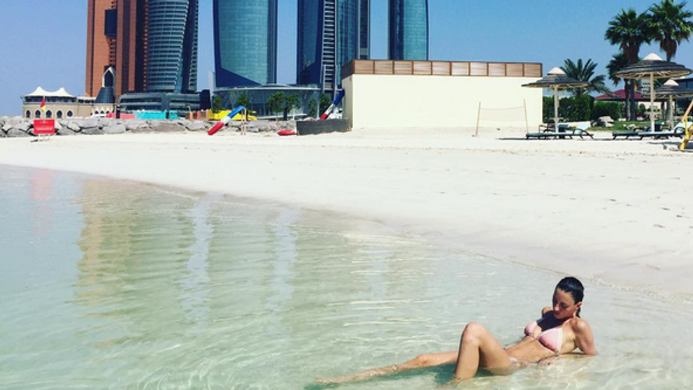 Telo bohyne. Sexy tanečnica z Tvoja tvár znie povedome v plavkách