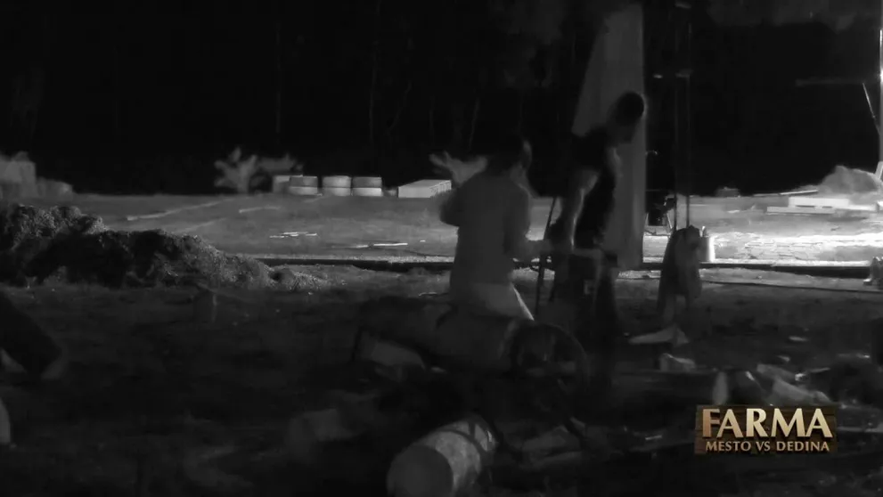 Aquamanovi podľa farmárov úplne preplo: Chce si ublížiť, aby ho odviezla sanitka!