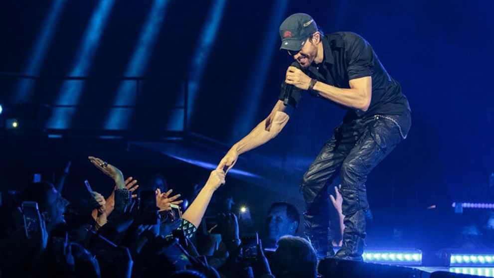 Enrique Iglesias prvýkrát prehovoril o dvojičkách počas koncertu. Fanúšikovia v Budapešti šaleli