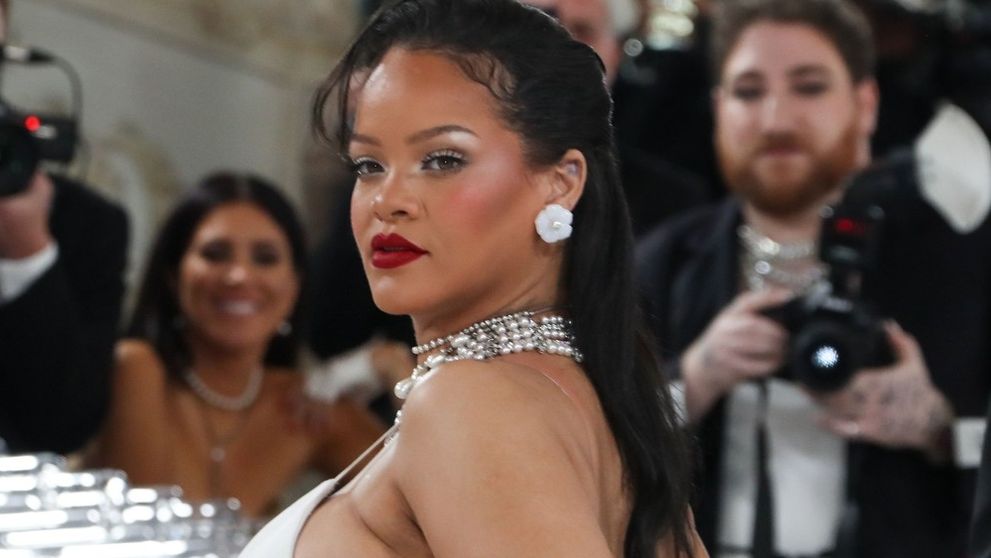 Rihanna udáva trendy aj v tehotenskej móde: Naozaj si dala takéto šaty?