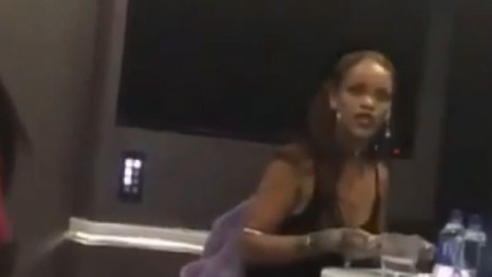 Toto nemal nikto vidieť. Rihanna prichytená ako šnupe kokaín