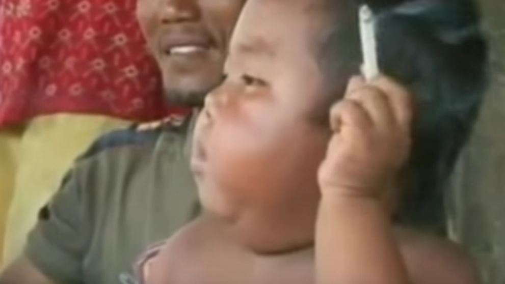 Mal dva roky a vyfajčil 40 cigariet denne. Pozrite sa, ako vyzerá dnes