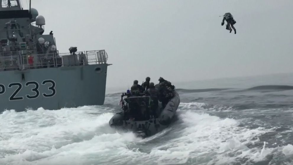 Vynález, ktorý zmení spôsob vedenia boja. Britskí mariňáci testovali lietajúci oblek