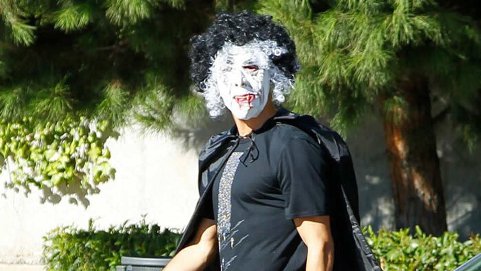 Spoznávate slávneho futbalistu? V desivej maske vyšiel na ulicu