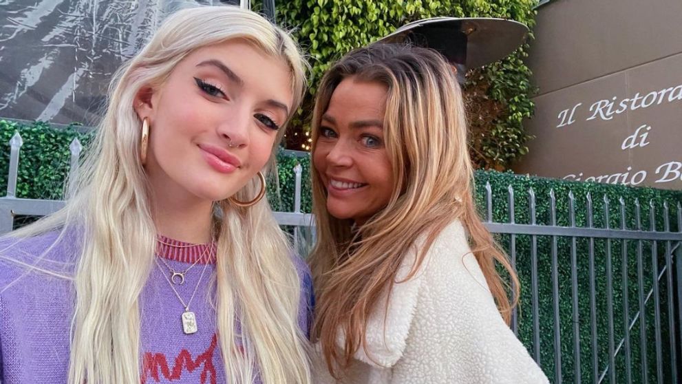 Denise Richards sa predáva na portáli pre dospelých. Nasleduje svoju 18-ročnú dcéru