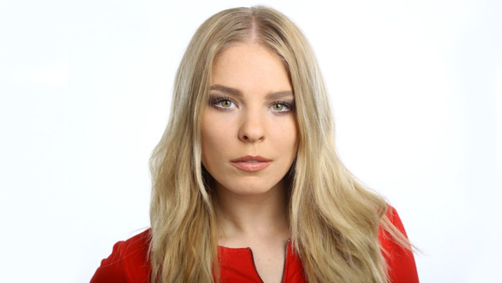 Bojuje s budíkom a neznáša kávu