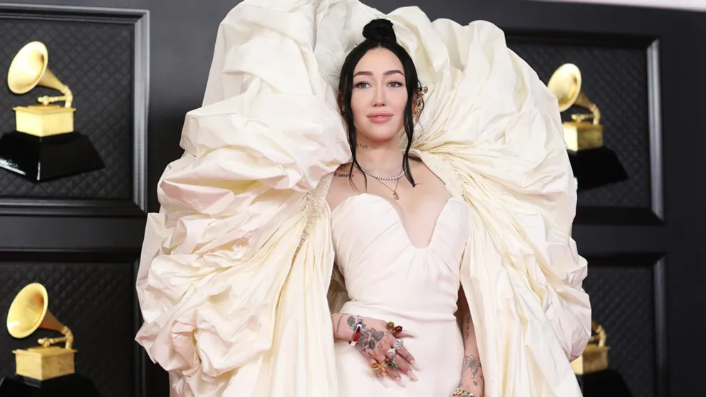 Móda z Grammy: Noah Cyrus stiahla napínaciu plachtu z postele