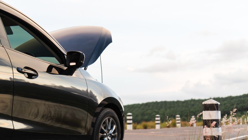 Nebezpečná porucha na autách: Až 17 modelom áut sa môže počas jazdy otvoriť kapota