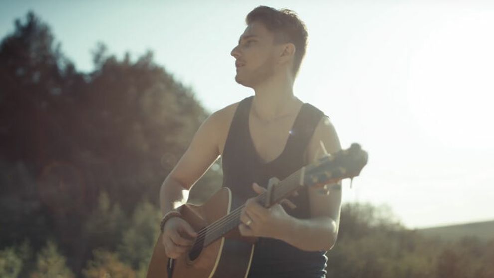 Podľahol ženským zbraniam...