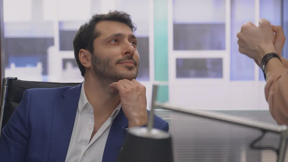 Alex má zasa novú asistentku. Je mladá, krásna a Ema na ňu veľmi žiarli