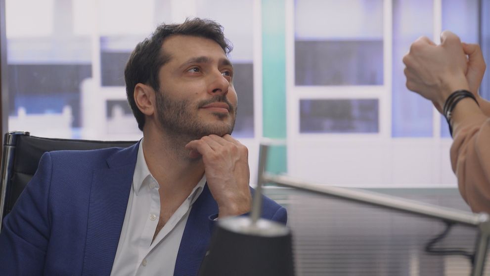 Alex má zasa novú asistentku. Je mladá, krásna a Ema na ňu veľmi žiarli
