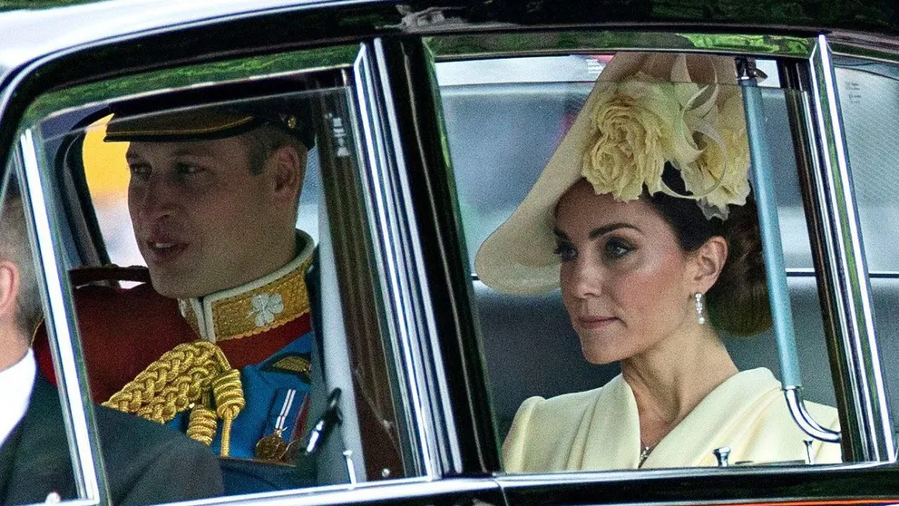 Vojvodkyňa Kate a princ William po nehode. Zábery obleteli svet