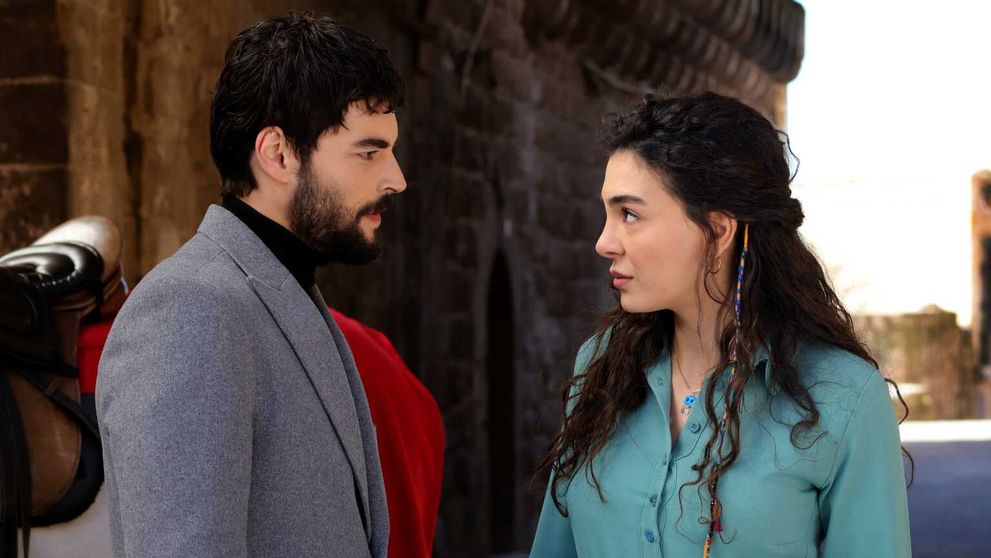 Spútaný motýľ predstavuje ďalšie postavy: Čo rozhádalo hlavy rodov na život a na smrť?