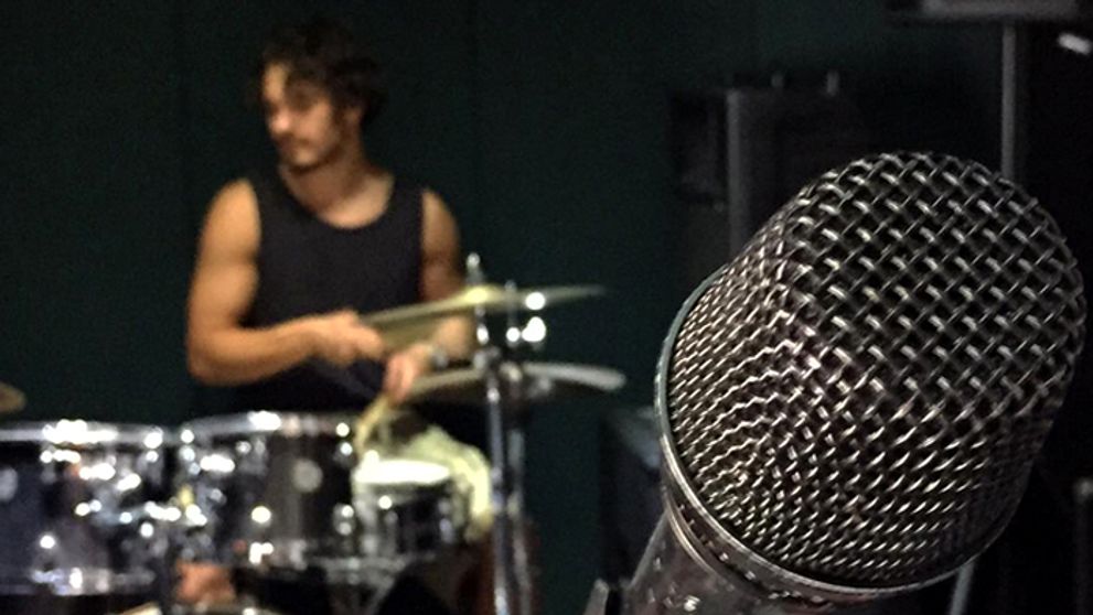 Vyrysované bicepsy, neposlušná ofina a briadka: Tento fešák za bicími je...