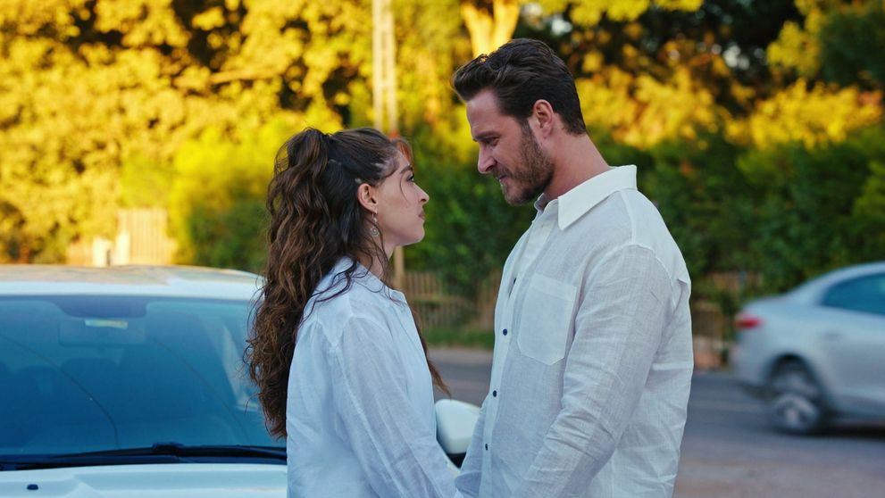 Efsun s Emirom sa rozhodnú začať spolu nový život ďaleko od všetkých...