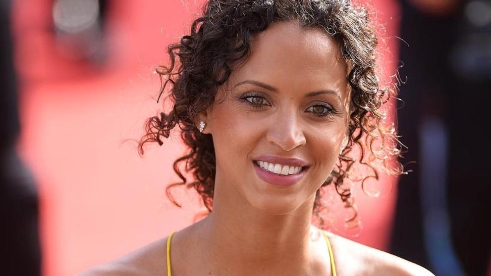 Tehotná modelka prišla na festival v Cannes nahá so záclonou okolo krku!