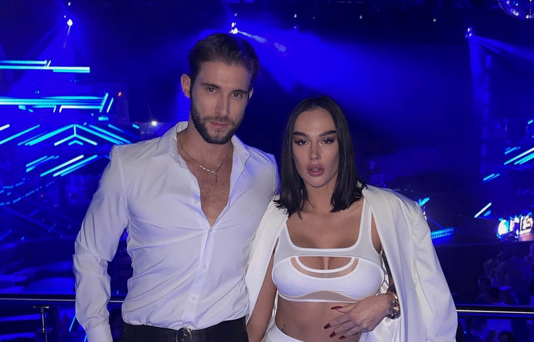 Tomáš zverejnil pikantnú fotku s Marcelou: Drží ju za...