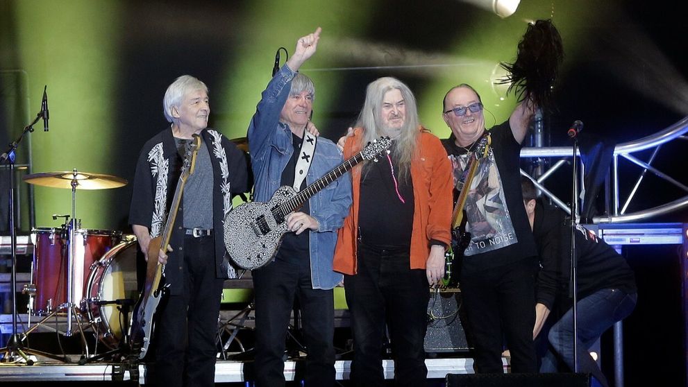 Skupina Olympic smúti. Zomrel zakladajúci člen