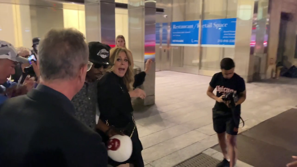 Do manželky Toma Hanksa vrazil fanúšik. Takého nahnevaného ste herca nevideli