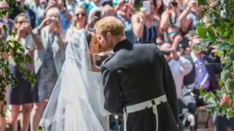 Meghan a Harry oslavujú výročie: Ukázali doteraz nezverejnené fotky zo svadby