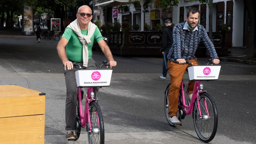 V Bratislave spustili nový systém zdieľaných bicyklov, tentoraz vládne ružová