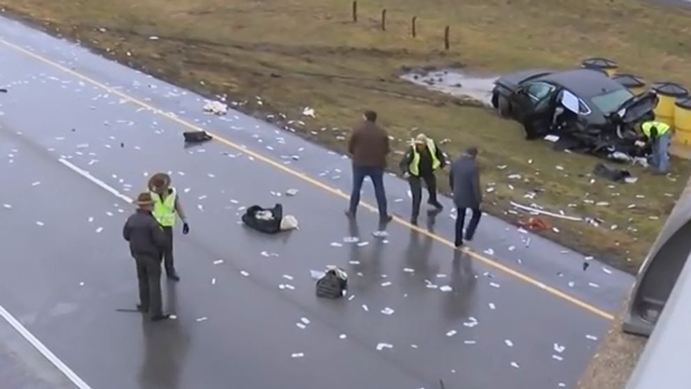 Na diaľnici poletovali peniaze, polícia musela uzavrieť cestu