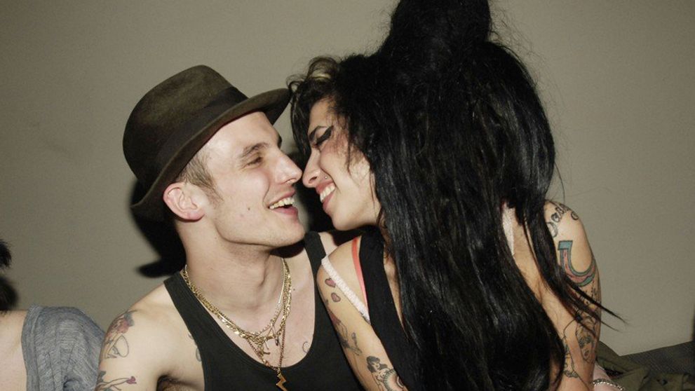 Amy Winehouse nemá pokoja! Priviedol ju k drogám, teraz chce milión libier