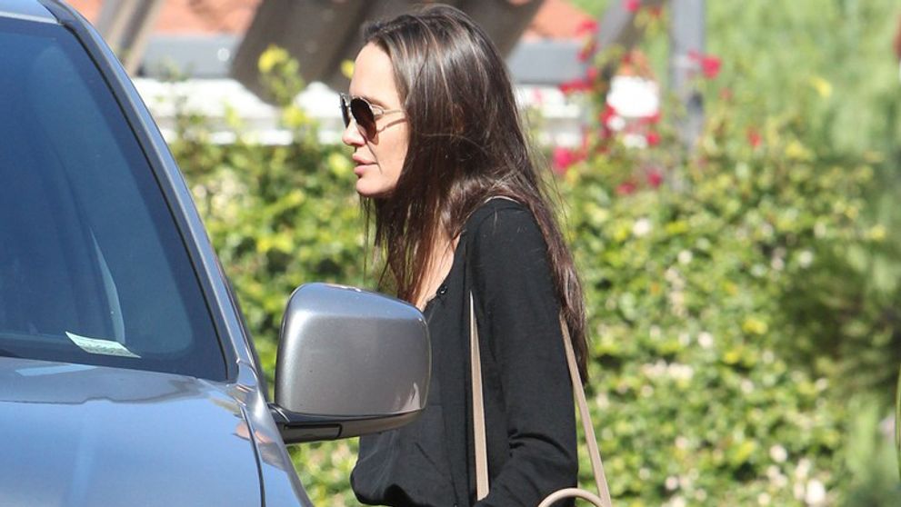 Hrozivo vychudnutá Angelina Jolie! Šaty na nej len tak viseli