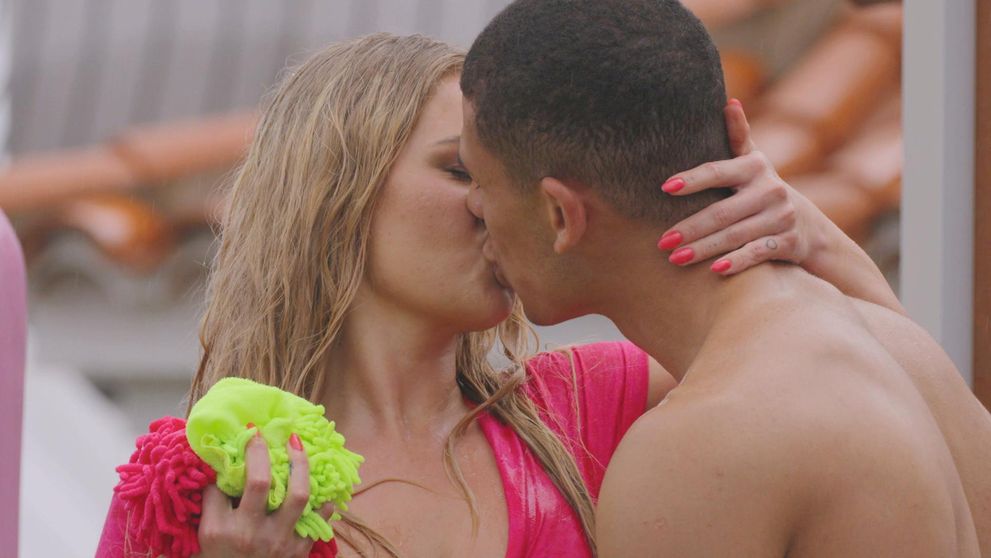 Bombshell Natálie dlho neváhala. Vášnivé bozky s Claudeom!