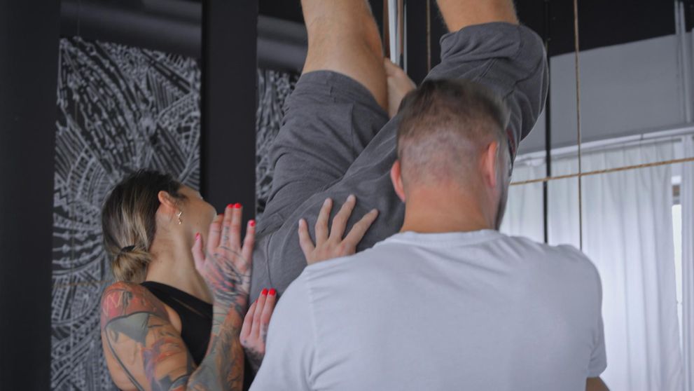 Už ma nechaj, prosil Fifo na tyči. Survivori nevedeli zastaviť smiech