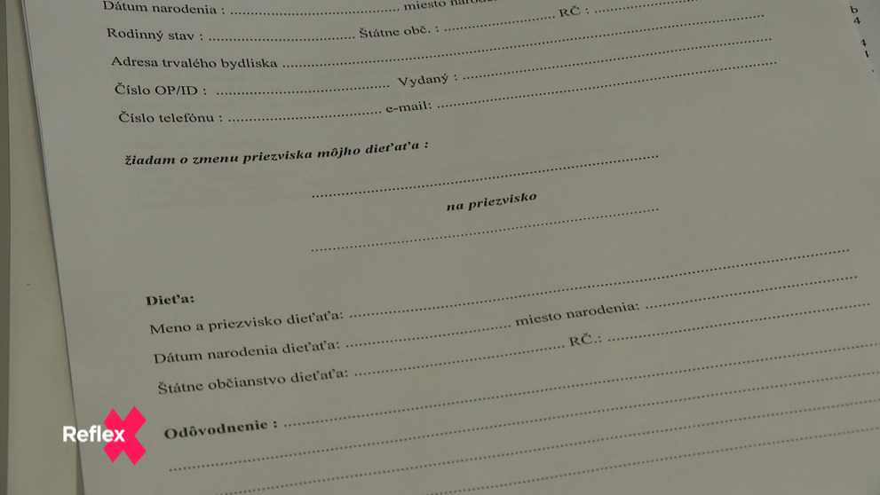 Mama chce zmenu, otec je proti: Rodičia spolu bojujú o priezvisko dieťaťa