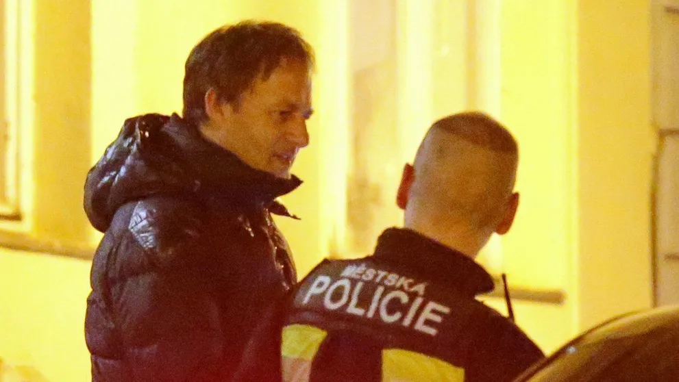 Habera sa zabával s priateľmi v bare. Nepríjemný incident s políciou