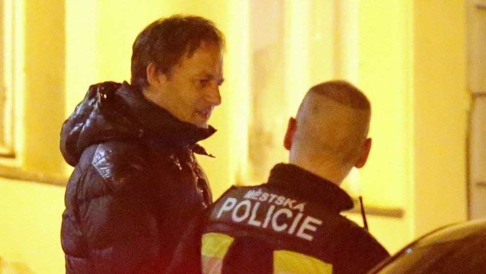 Habera sa zabával s priateľmi v bare. Nepríjemný incident s políciou