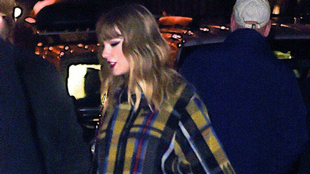 Taylor Swift sa konečne ukázala na verejnosti s priateľom. Ruka v ruke ako hrdličky